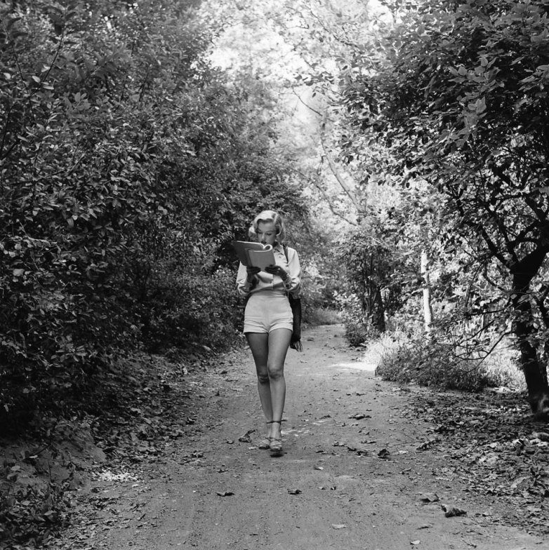 Marilyn monroe en el bosque leyendo