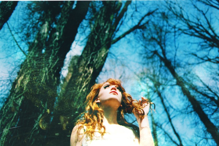 Mujer en el campo mirando al cielo