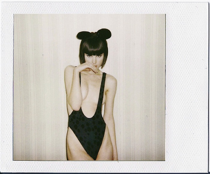 Chica en bikini con orejas de mikey mouse por Hana Haley