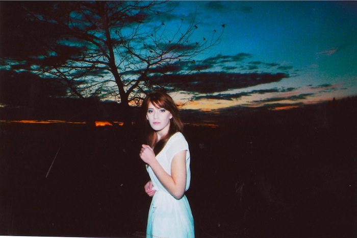 Chica en el campo en lanoche 
