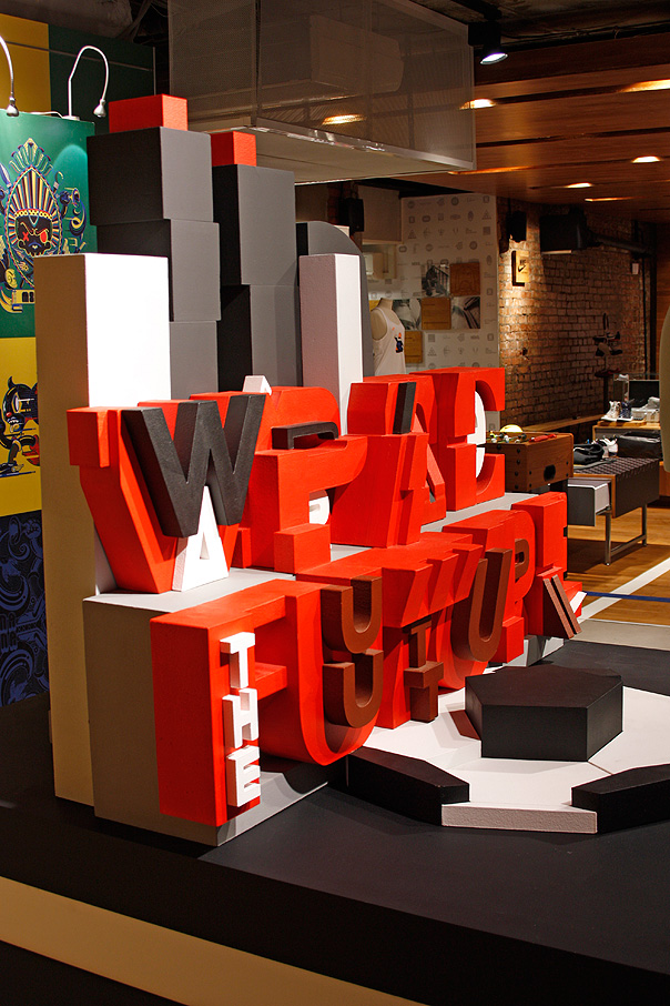 escultura de letras geometricas