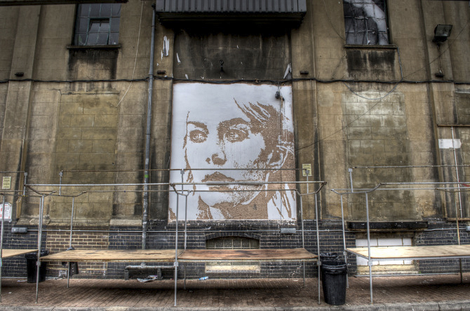 Mural de chica hecho por Alexandre Farto aka Vhils