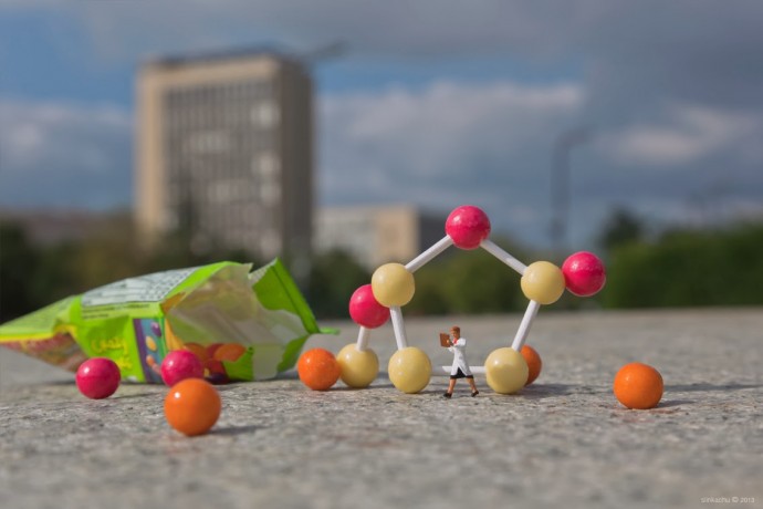 slinkachu-photography-oldskull-4