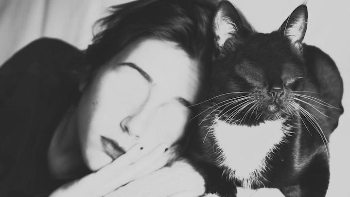 Mujer con gato en blanco y negro por silvia grav