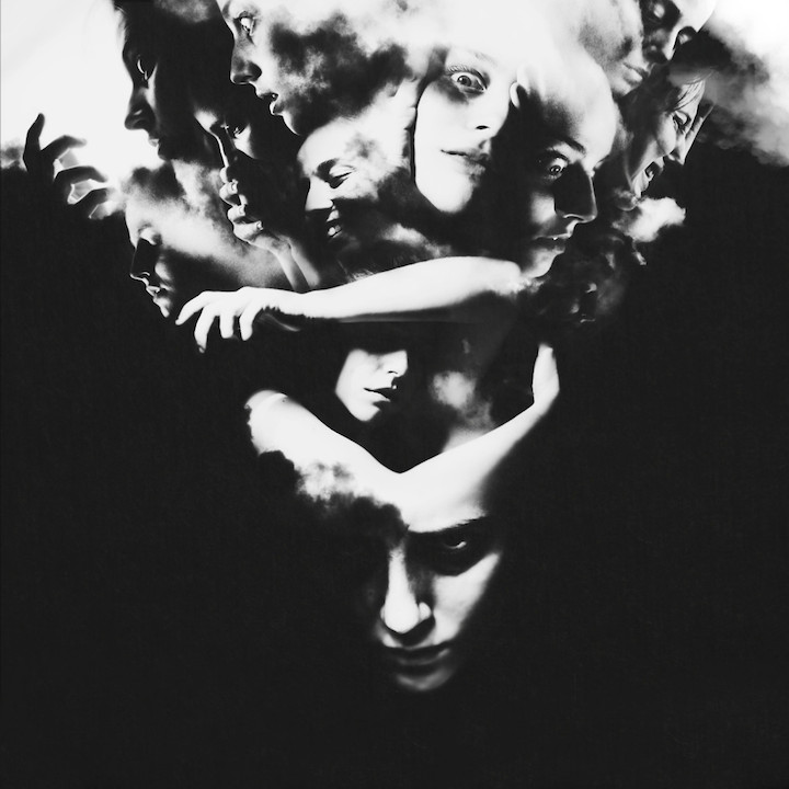 Silvia Grav jugando con la exposición fotográfica 