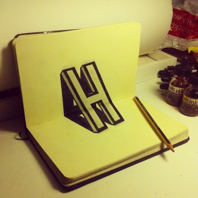 Ilusion optica en un cuaderno de la letra H