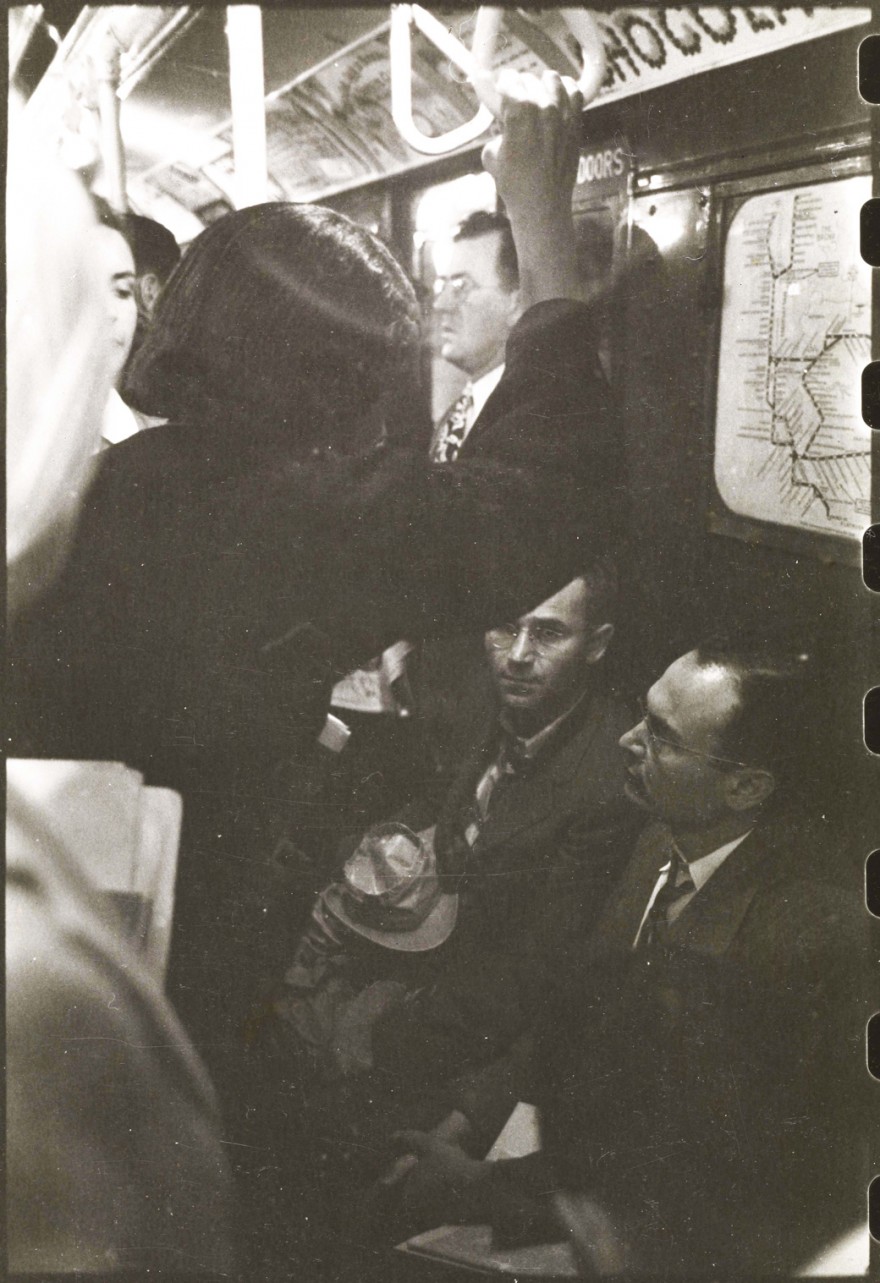 Hombres sentados en el metro de nueva york