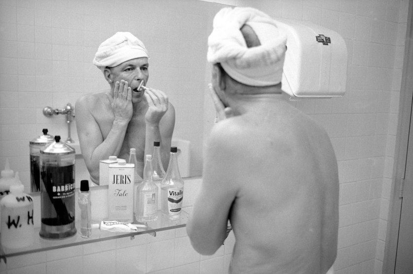 Frank sinatra afeitandose