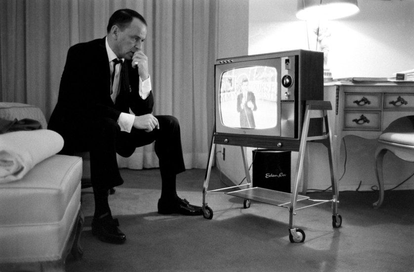 Frank sinatra viendo la televison