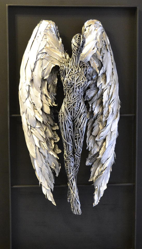 escultura de Richard Stainthorp mujer creada con alambre 