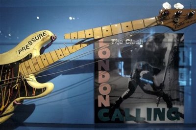 bajo de the clash