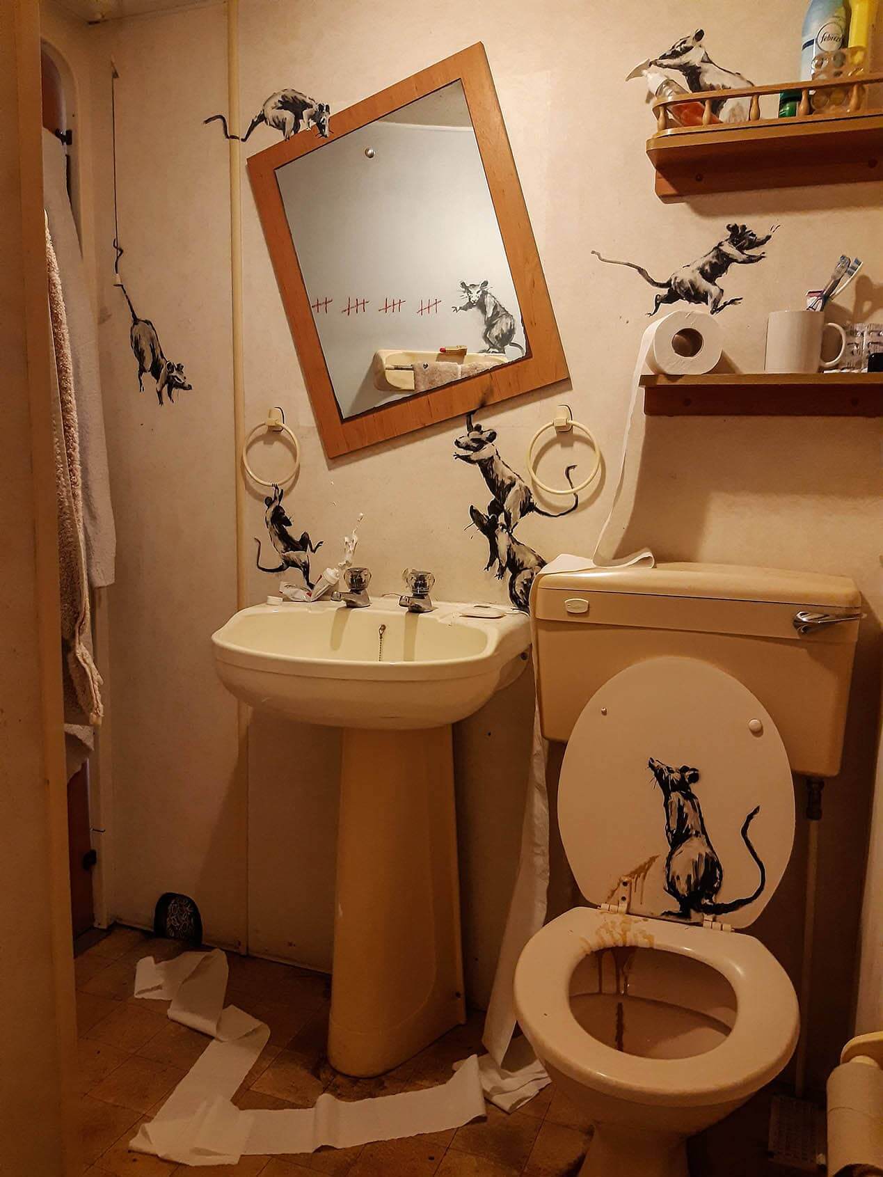 Banksy, arte en el aseo con motivo del coronavirus