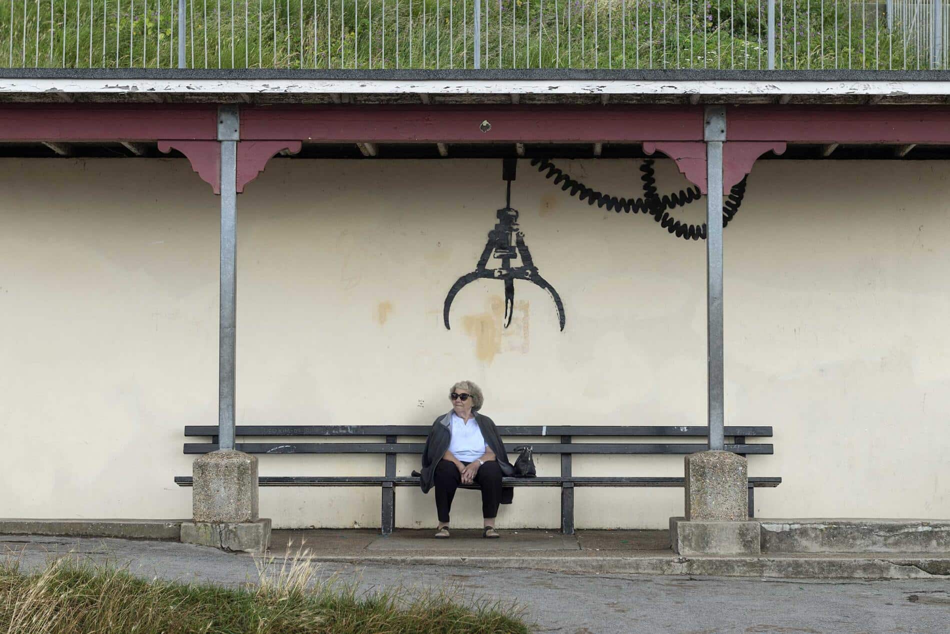 obra de banksy de una brazo mecanico