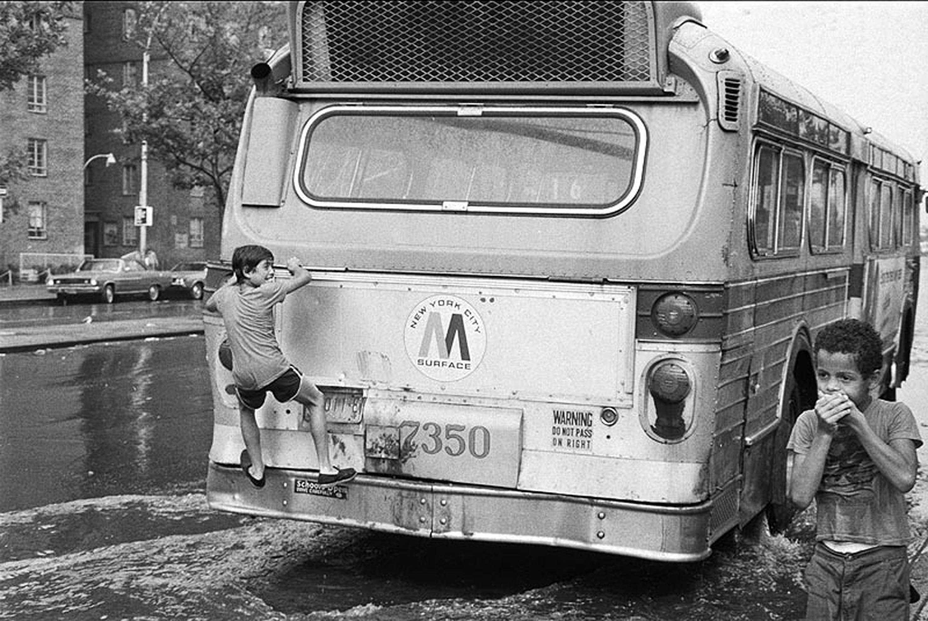 Niño encima de un autobus fotografiado por martha cooper
