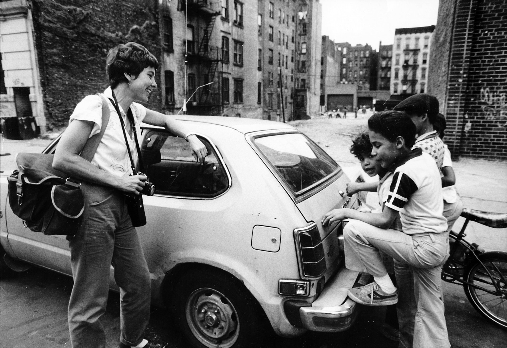 La fotógrafa Martha Cooper hablando con una niños en el bronx
