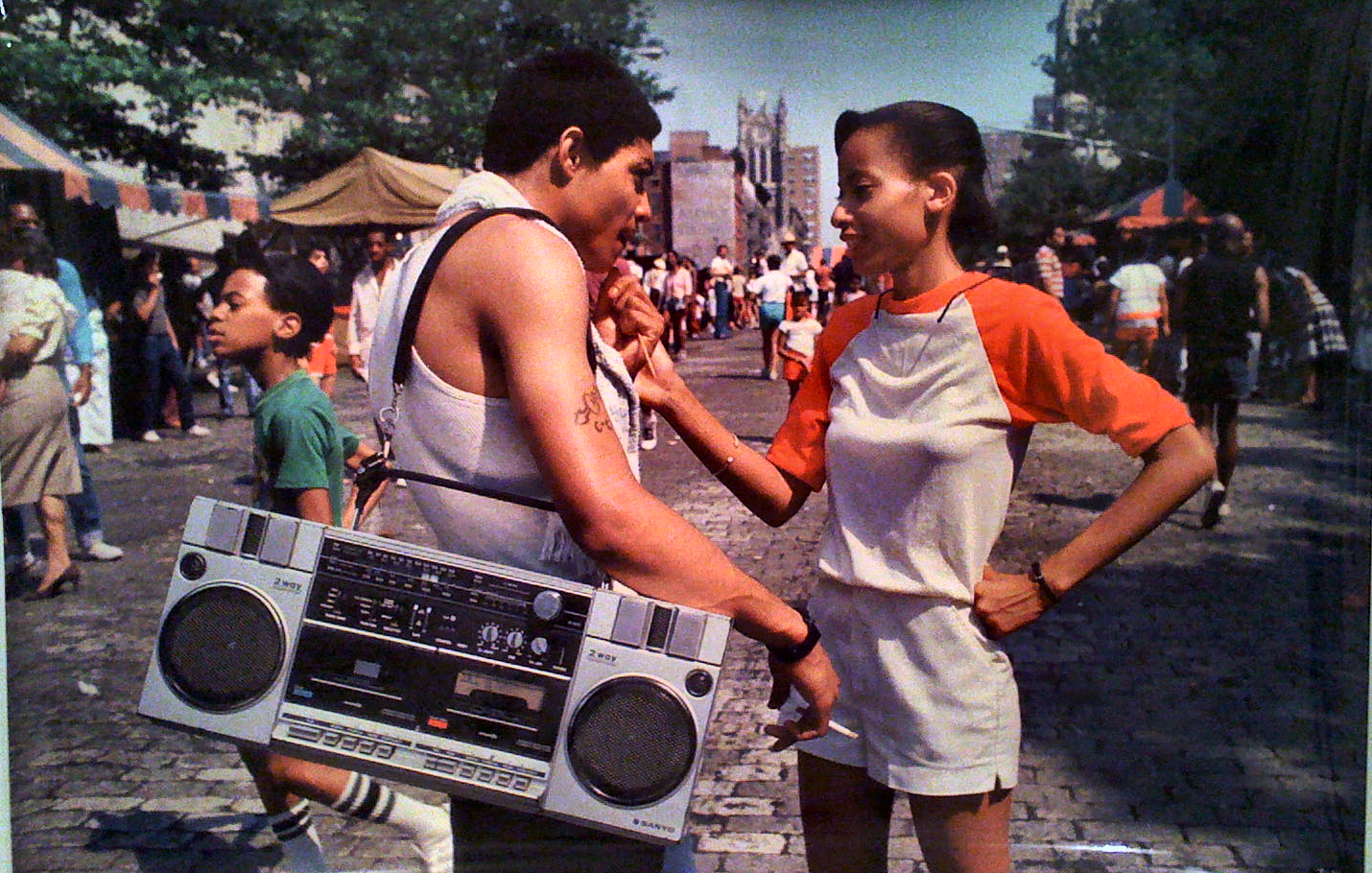 Rapero con un boom box hablando con una chica, fotografía de marthe cooper
