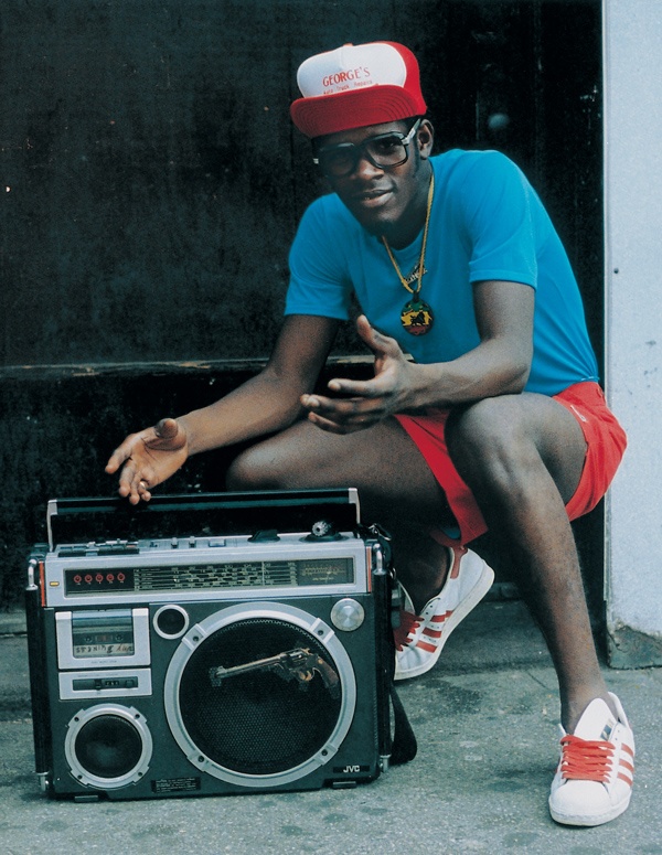 Rapero con gorra y gafas posando con su radio