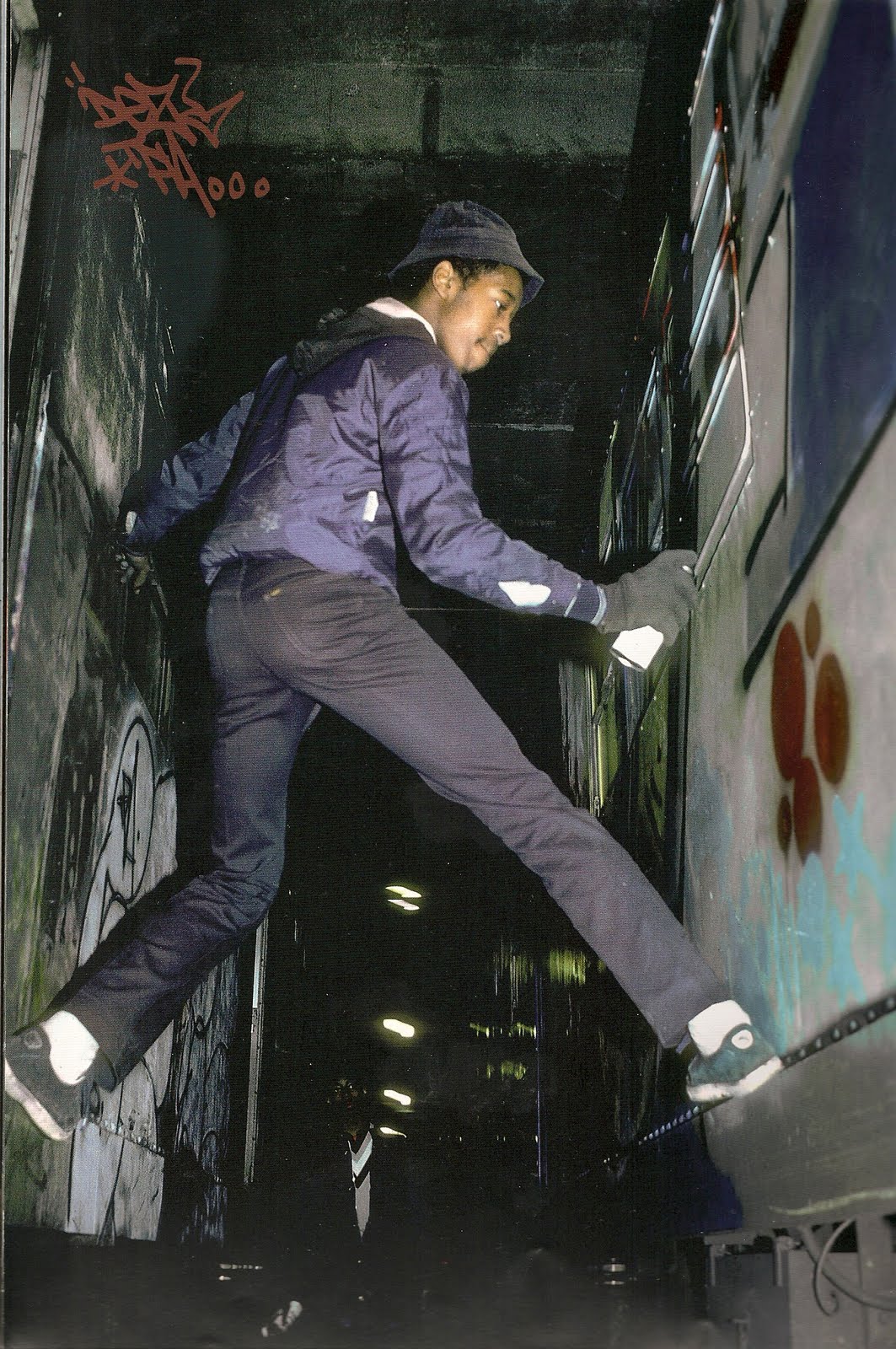 Chico grafiateando un vagon de metro de new york