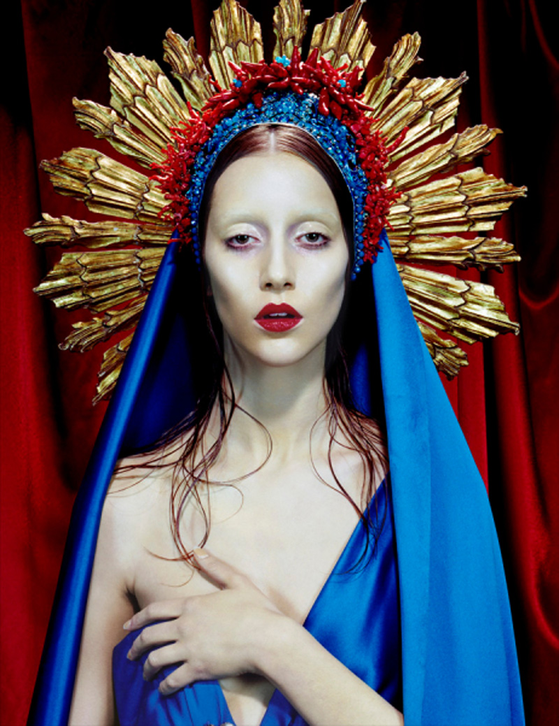 Mujer morena representando a una virgen
