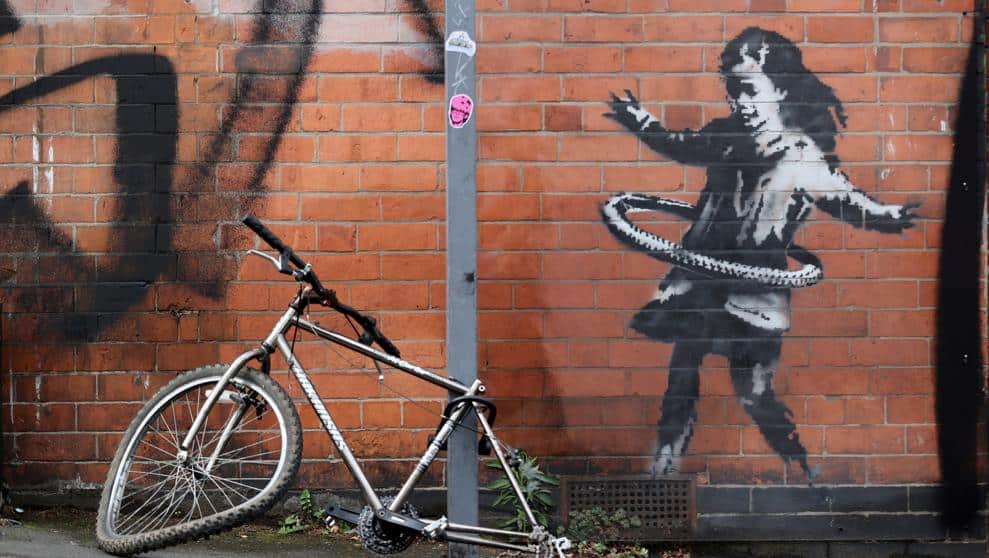 banksy - niña con hula hop rueda de bicicleta