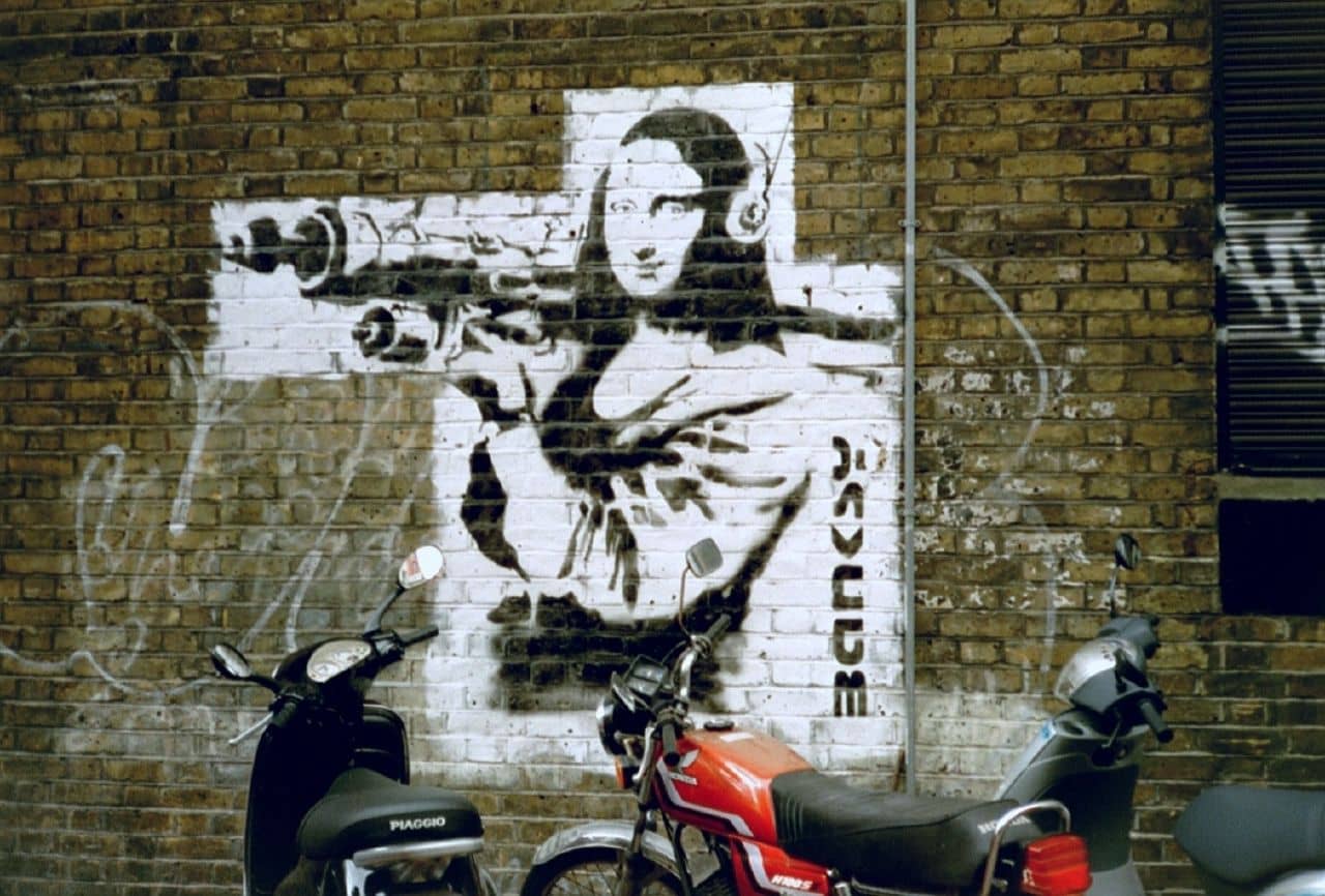 obra de banksy con la mona lisa y un lazacohetes