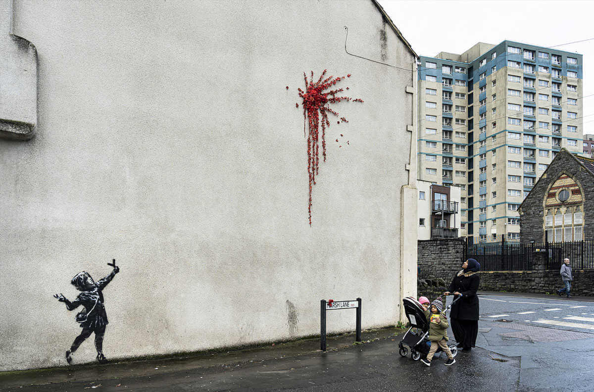 Obra de banksy por san valentin, niña disparando con tirachinas