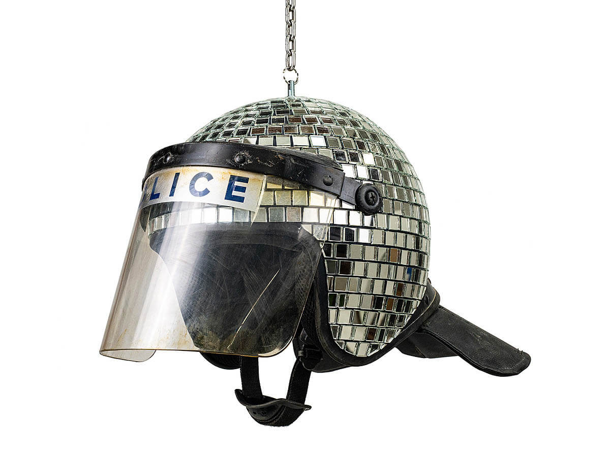 Casco de policía en forma de bola de discoteca de banksy