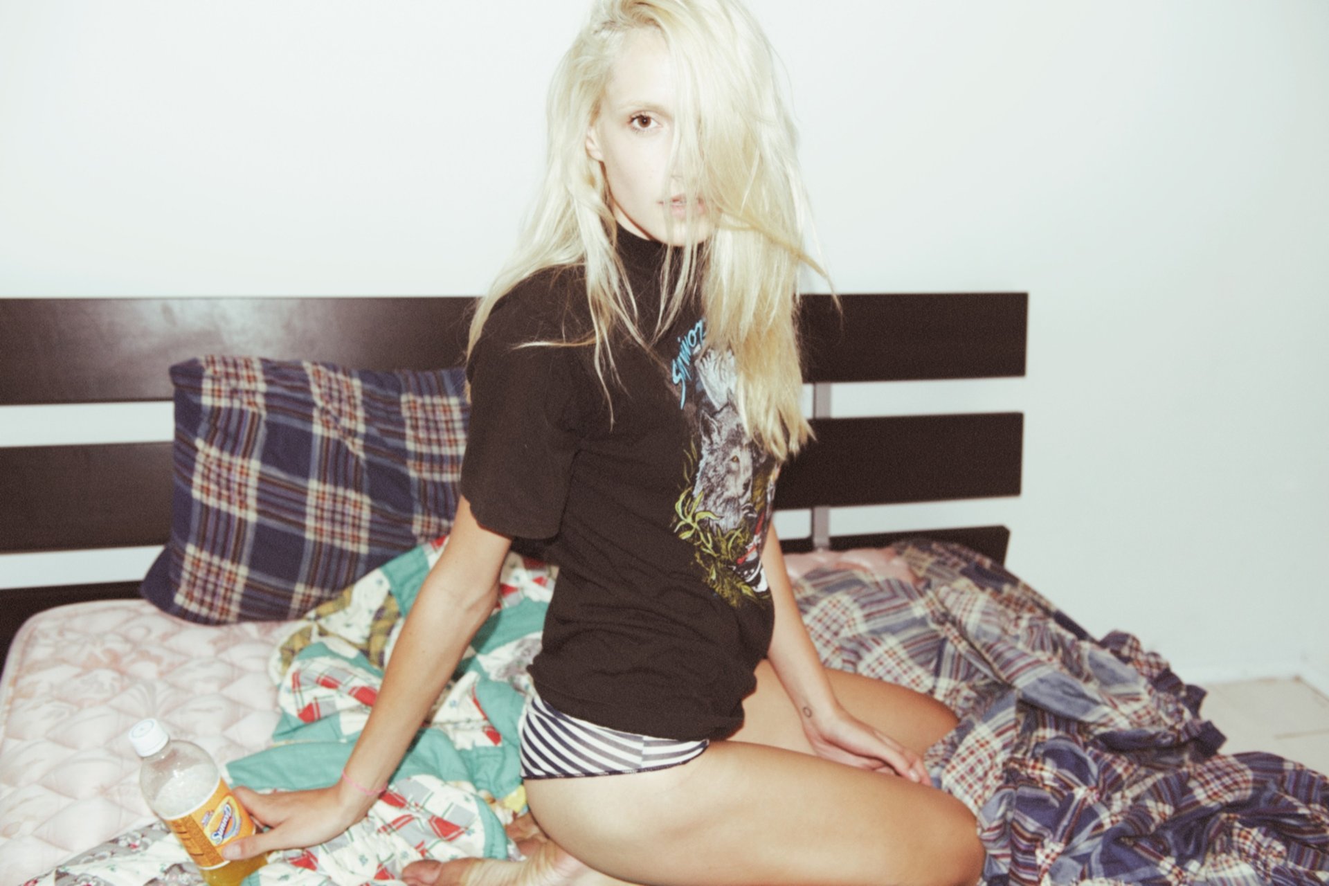 Modelo rubia sobre la cama