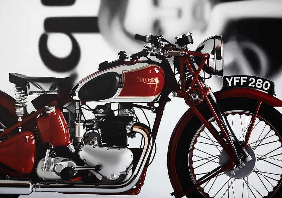 Pintura realista de moto triumph bober