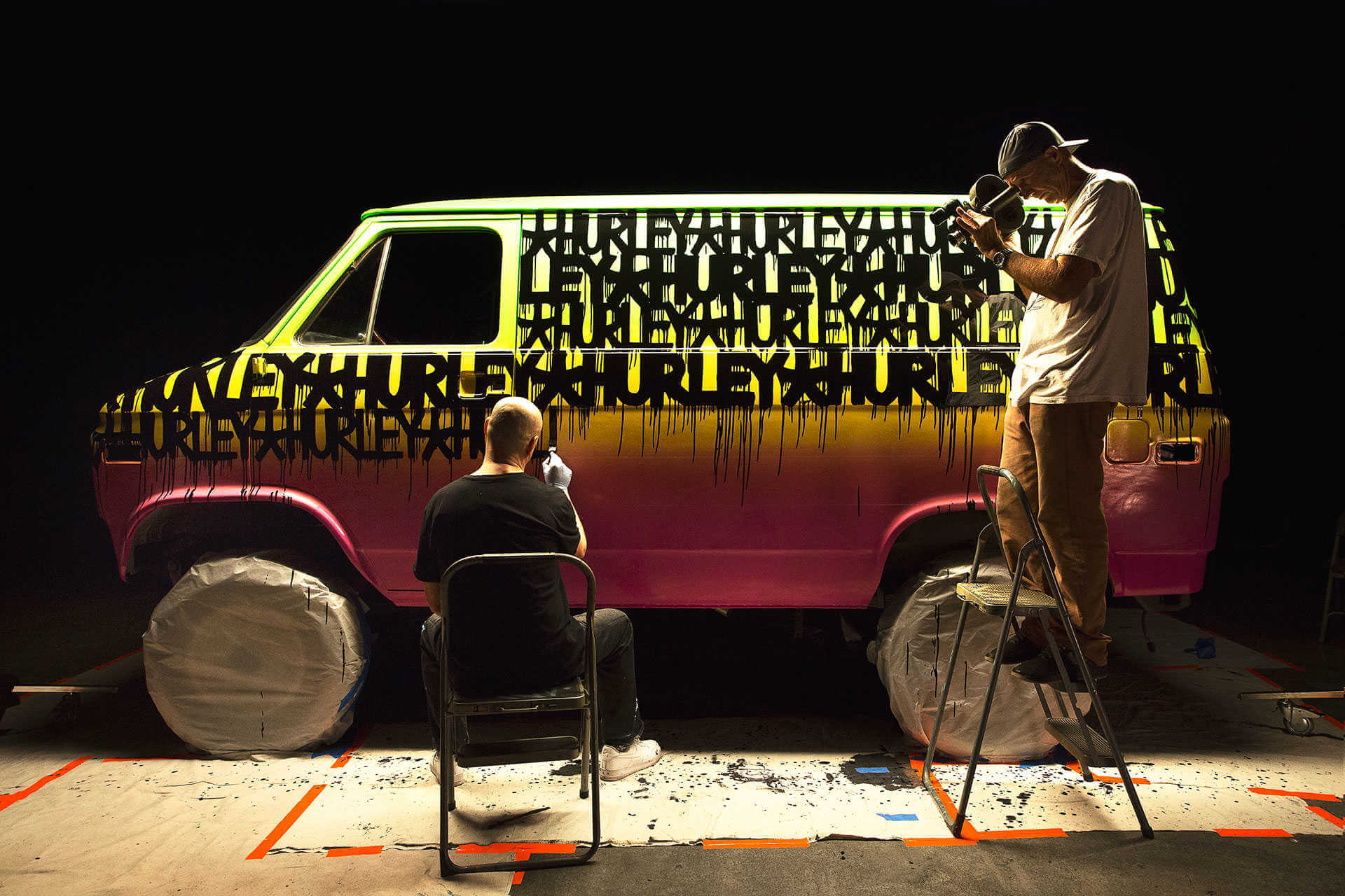 Furgoneta de marca de surf Hurley pintada por haze
