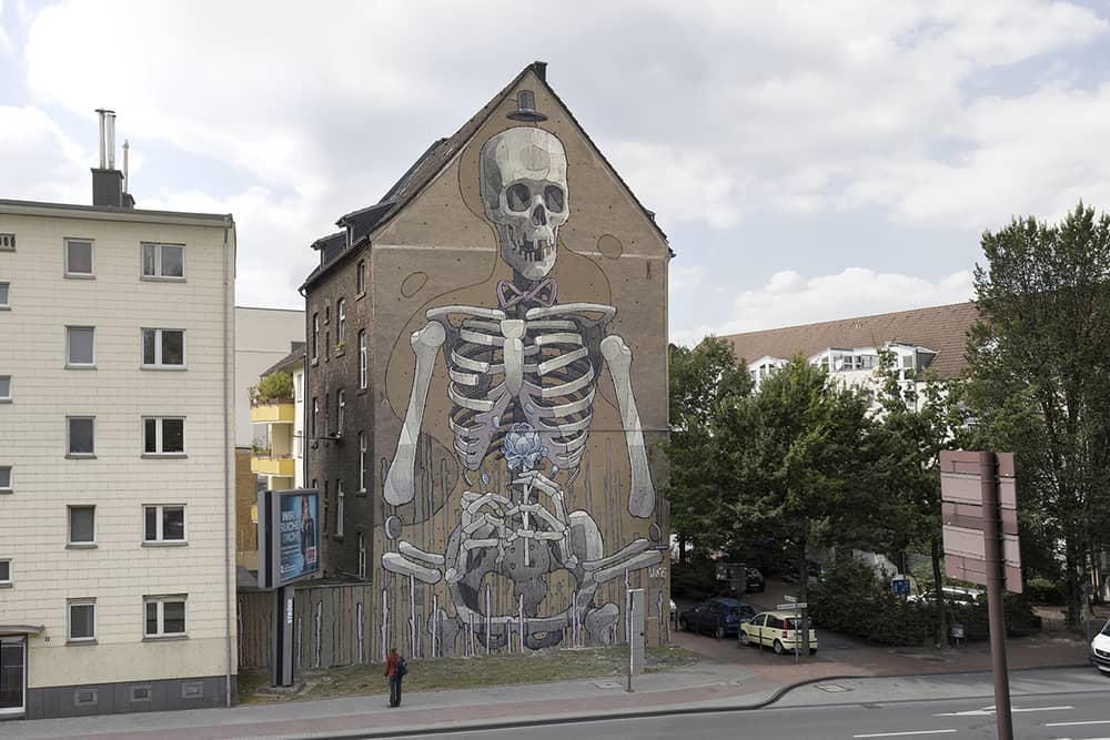 mural graffito de aryz calavera