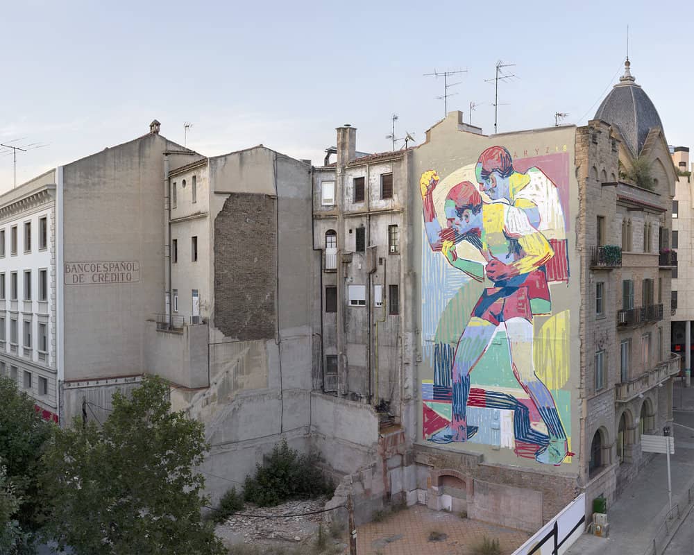 Mural de graffiti de aryz con un boxeador 