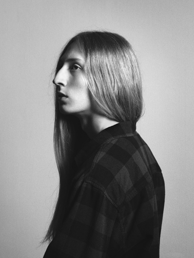 Retrato de perfil de chica rubia de pelo largo