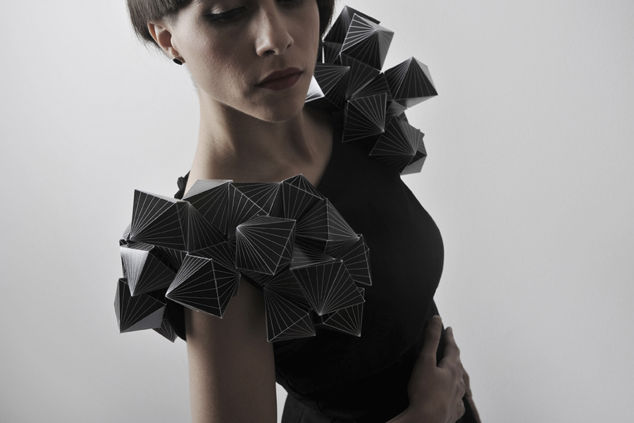 vestido poligonal negro