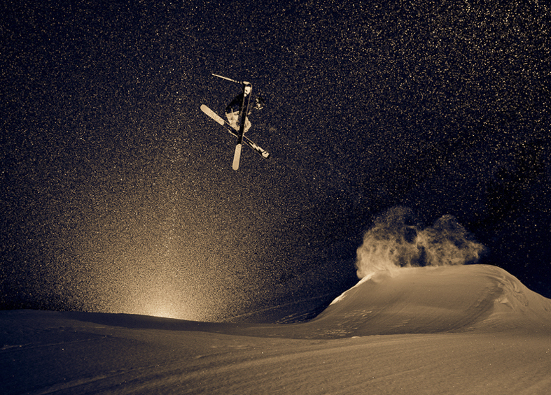 big jump en la noche con skis