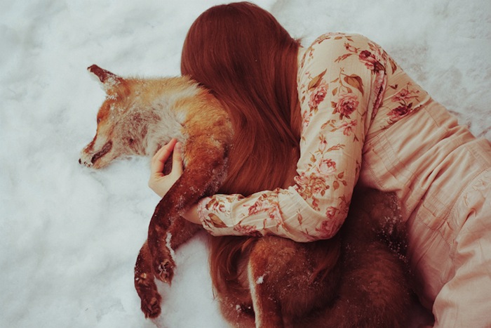 Chica con lobo