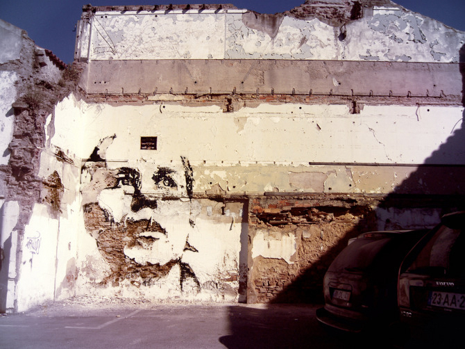 chico esculpido en la pared como arte callejero