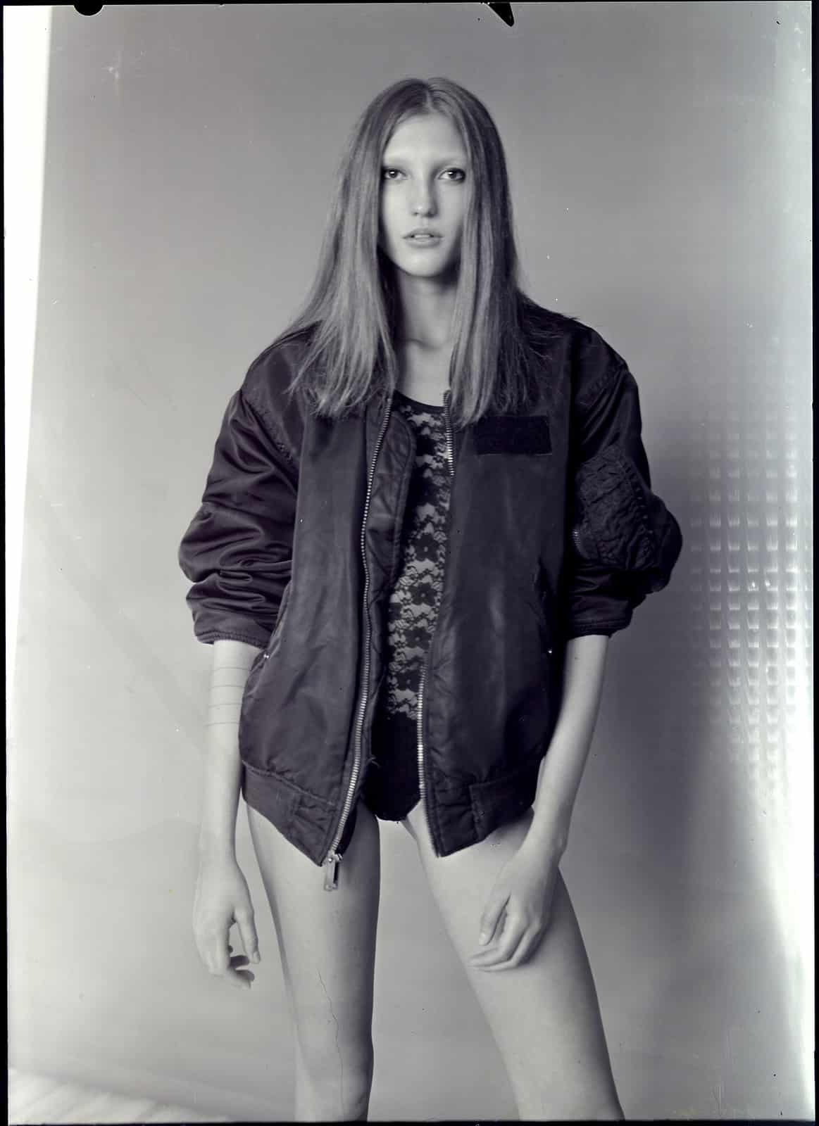 Modelo rubia fotografiada por alina nikitina