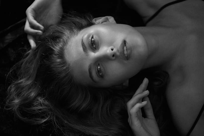 Chica acostada fotografiada por alina nikitina