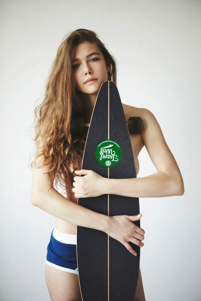 fotografía de chica rubia leyendo una revista por alina nikitina