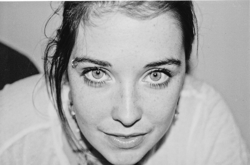 prmer plano en blanco y negro de una chica fotografiada por Elizabeth tsung
