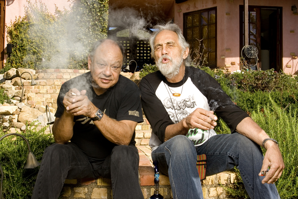 pareja de amigos fumando