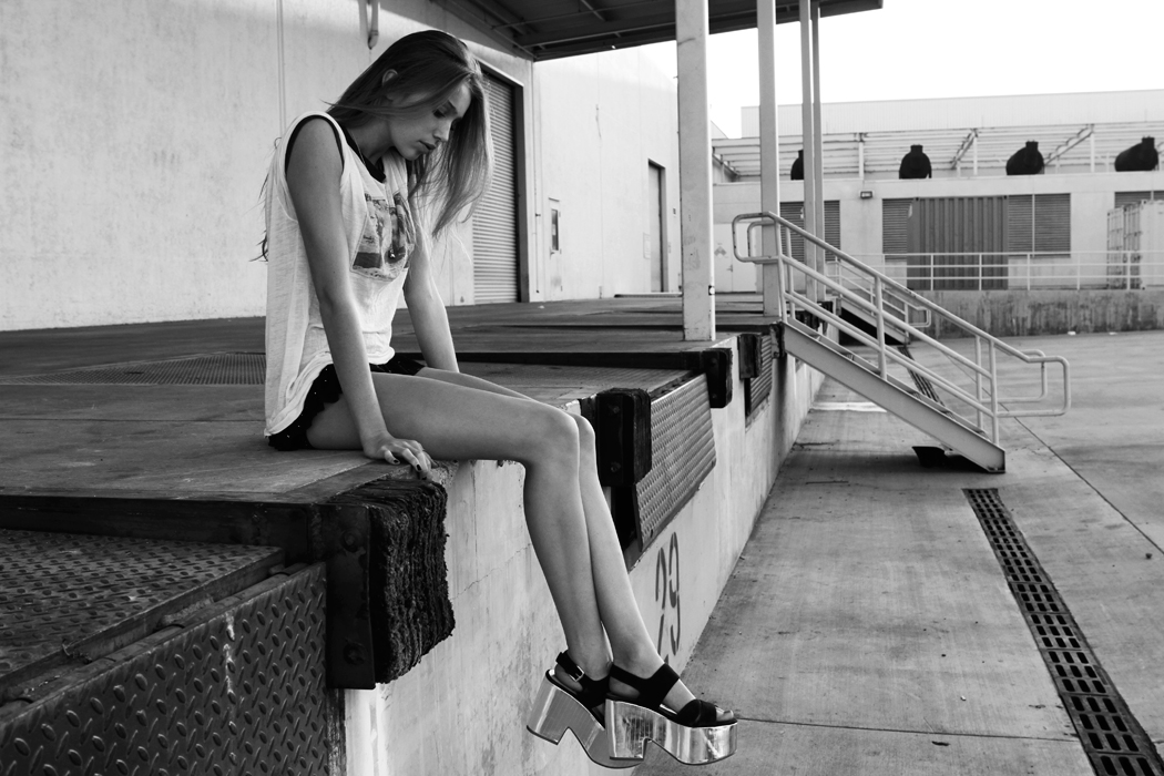 Foto en blanco y nego de chica sentada en una escalera