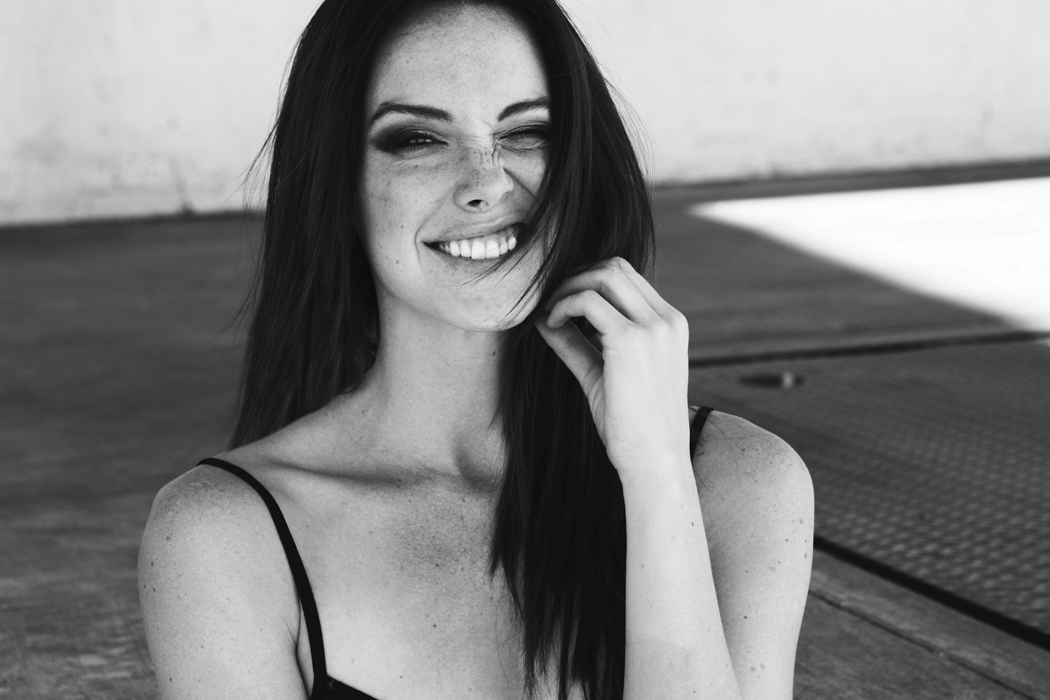 Modelo morena sonrriendo, foto de ted emmons