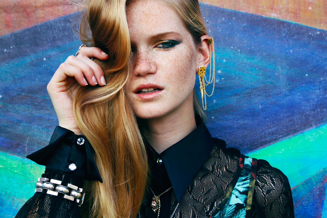 mujer con pecas posando oara el fotografo ted emmons