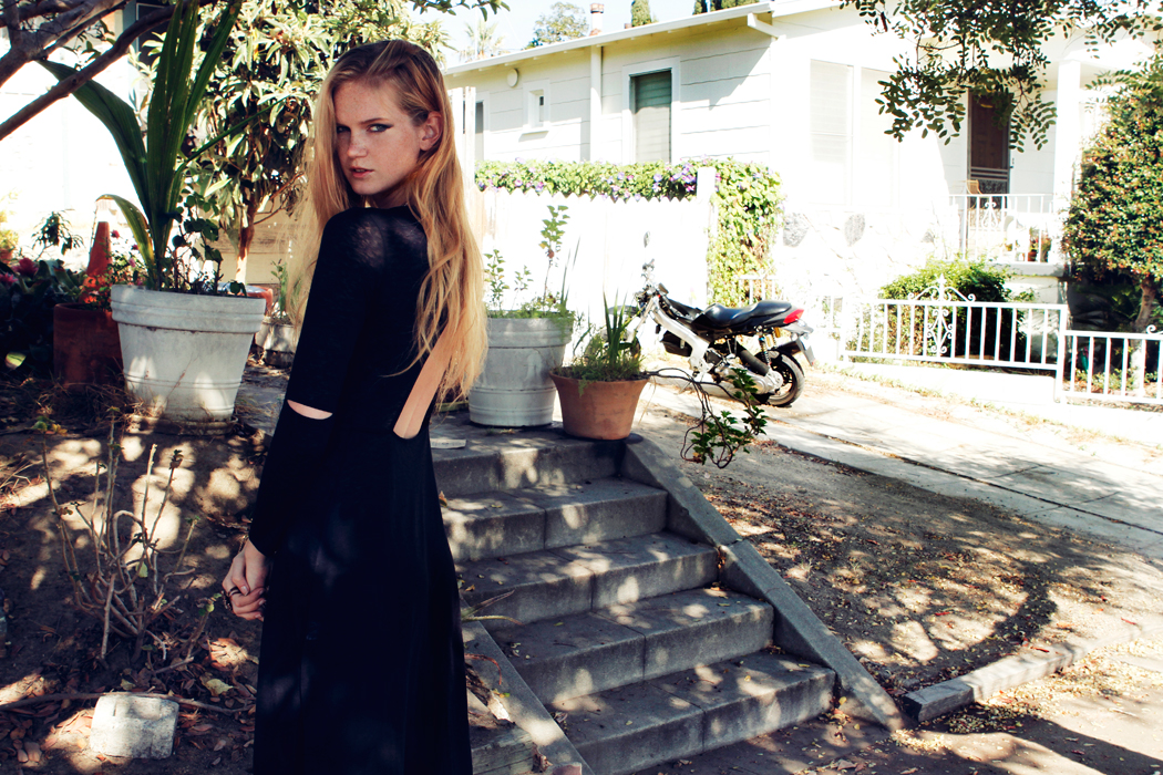 Mujer rubia de espaldas posando