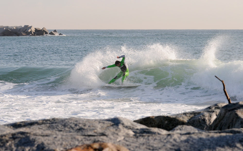 Chico surfeando
