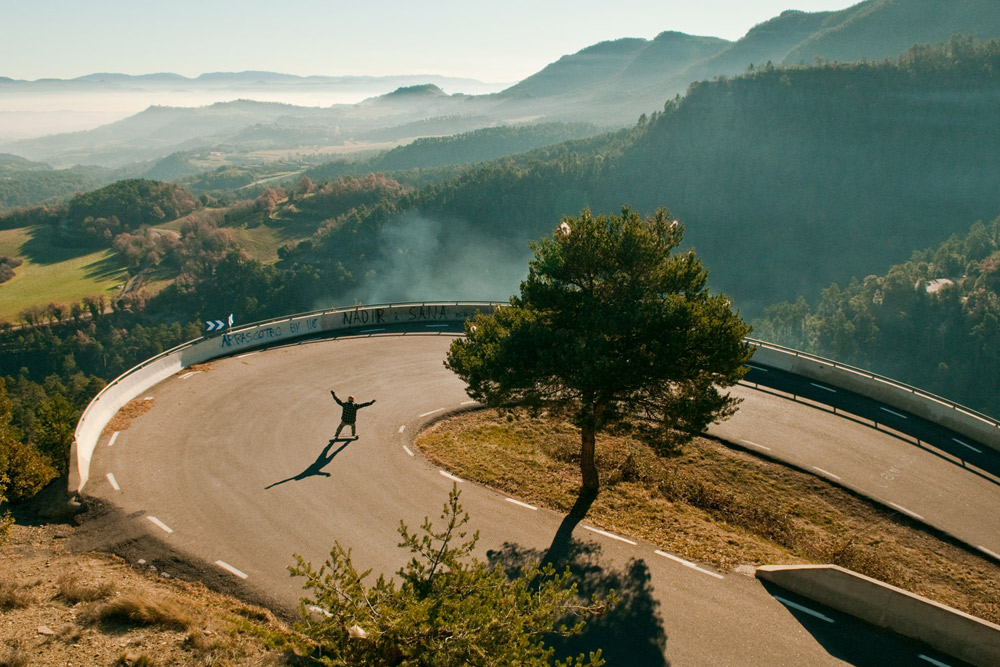 Chico haciendo downhill con longboard