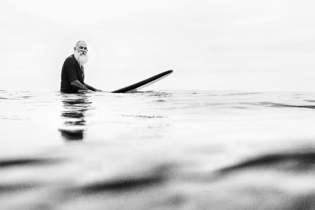 Surfista esperando la ola
