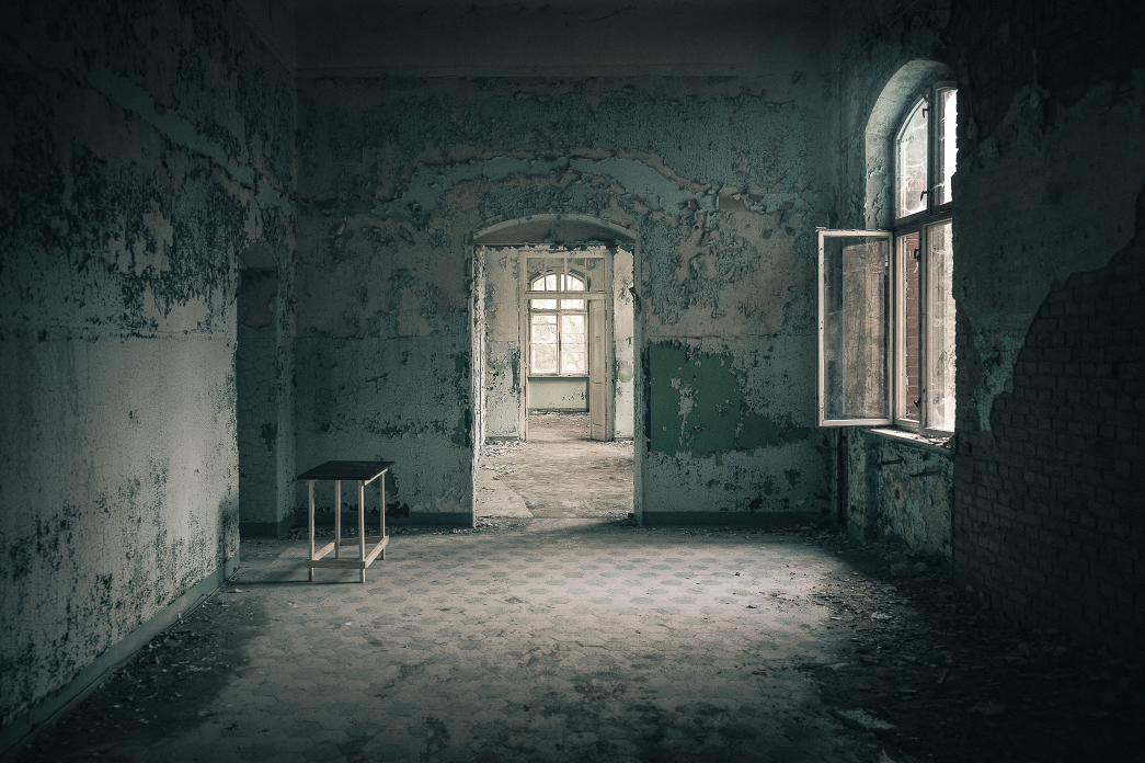 Fotografía de salon abandonado